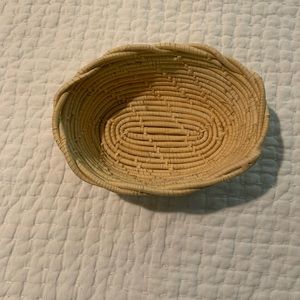VERY WELL-MADE BASKET IN EXCELLENT CONDITION